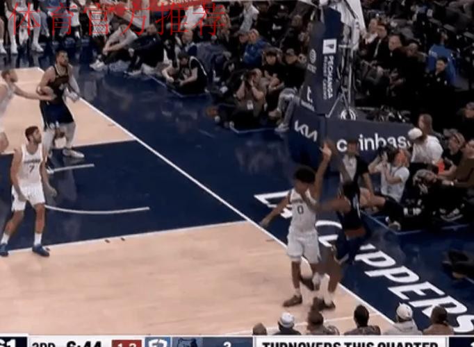 绝处逢生!伦纳德命中高难度底角三分,助快船紧咬比分 绝处逢生!伦纳德命中高难度底角三分,助快船紧咬比分